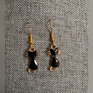 Cat dangle earrings✨